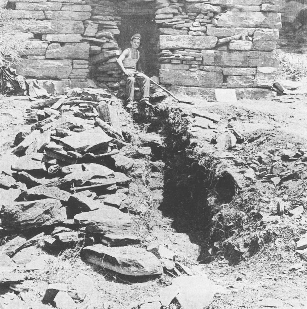 Fouille dans la cour du drakospito de Palli Lakka par l’équipe de N. Moutsopoulos en 1959. Tiré de Moutsopoulos, 1982, pl. 43.