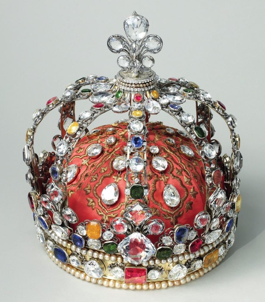 Augustin Duflos et Claude-Laurent Rondé, couronne de Louis XV, Paris, 1722. Argent partiellement doré, fac-similés en cristal de roche (diamants) et verre (rubis, émeraudes, saphirs, topazes, perles), satin brodé, H. 24 ; diam. 22 cm Paris, musée du Louvre.