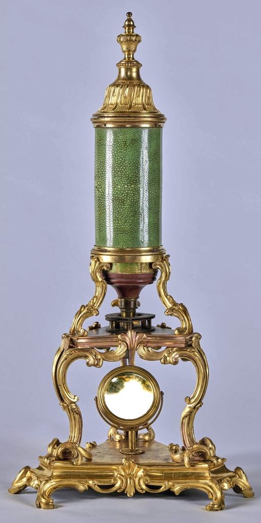 Claude Siméon Passemant (ingénieur), attribué à Jacques et Philippe Caffieri (sculpteurs et bronziers), exécuté sous la direction de Michel-Ferdinand d’Albert d’Ailly, duc de Chaulnes, microscope tripode, Paris, vers 1750. Bronze ciselé et doré, laiton, acier, acajou, galuchat vert, vélin vert doré aux petits fers, lentilles en verre et miroir concave, H. 50,8 ; L. de la base 28,2 cm. Versailles, musée national des châteaux de Versailles et de Trianon.