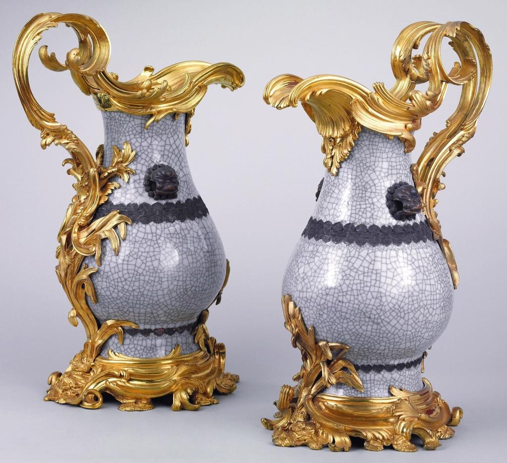 Paire d’aiguières. Porcelaine, Chine, première moitié du XVIIIe siècle. Bronze doré, France, vers 1740-50. H. 52 ; L. 33,5 ; P. 27 cm. Paris, musée du Louvre.