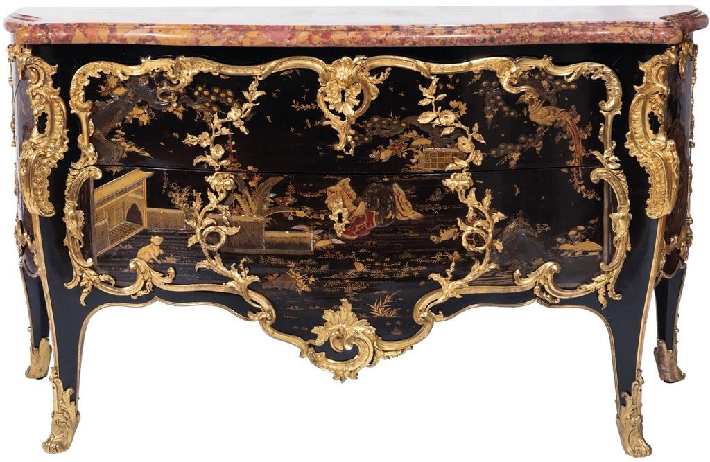 Bernard Vanrisamburgh (ébéniste) et Thomas Joachim Hébert (marchand mercier), commode, livrée le 23 janvier 1745 Bâti de chêne, tiroirs en noyer ; placage de laque du Japon, amarante, nacre ; vernis parisien ; bronze ciselé et doré ; marbre de brèche d’Alep (à l’origine marbre brocatelle), H. 89 ; L. 159 ; P. 66,5 cm Versailles, musée national des châteaux de Versailles et de Trianon.