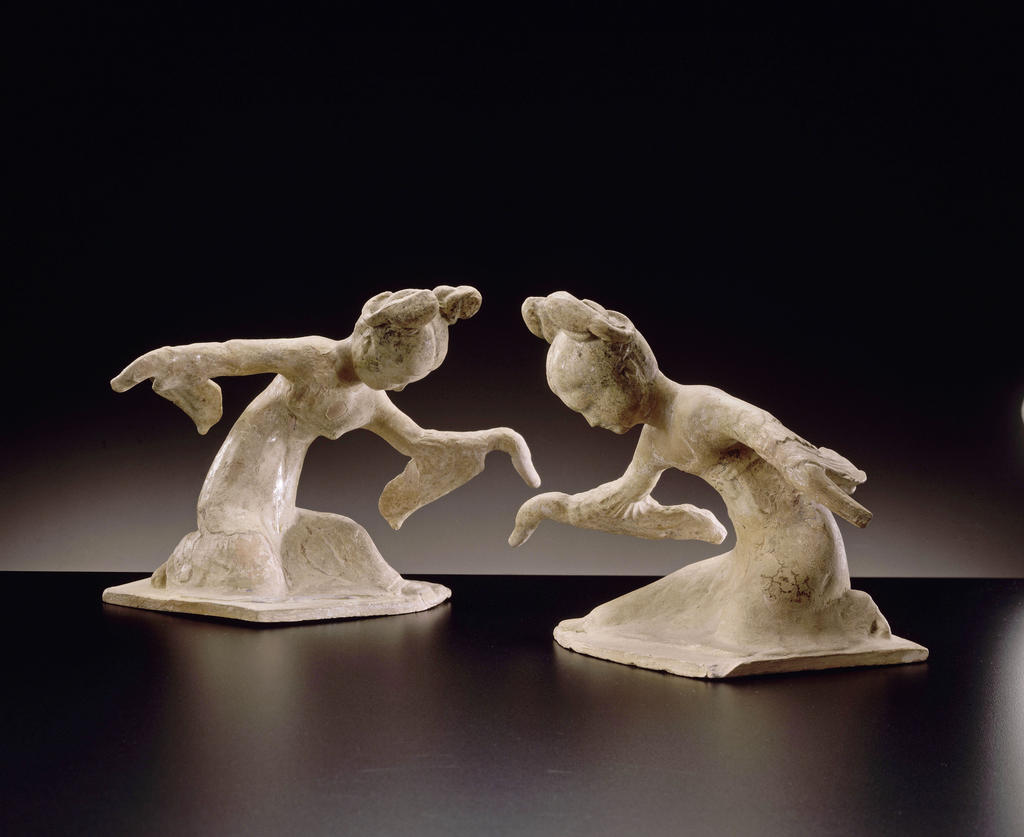 Couple de danseuses. Céramique, H. 17 cm. Donation J. Polain. Paris, musée Guimet - musée national des Arts asiatiques.