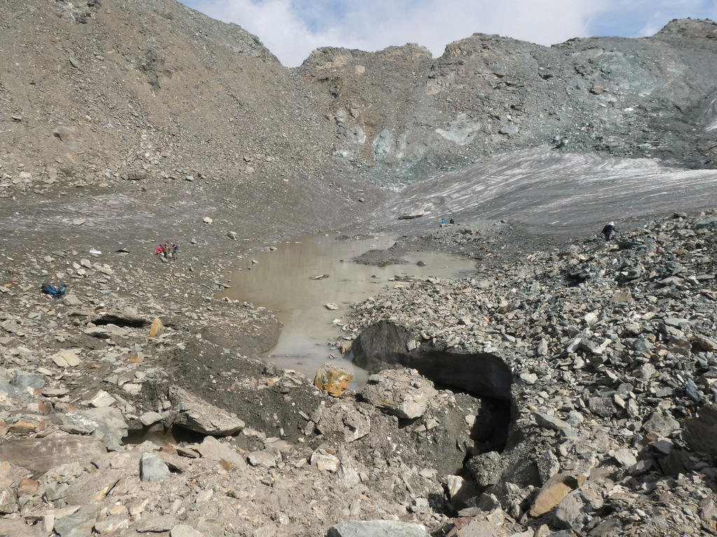 Le passage du Colerin à Bessans le 24 août 2022, année de canicule : la glace est à vif et fond, le lac s’est vidangé.