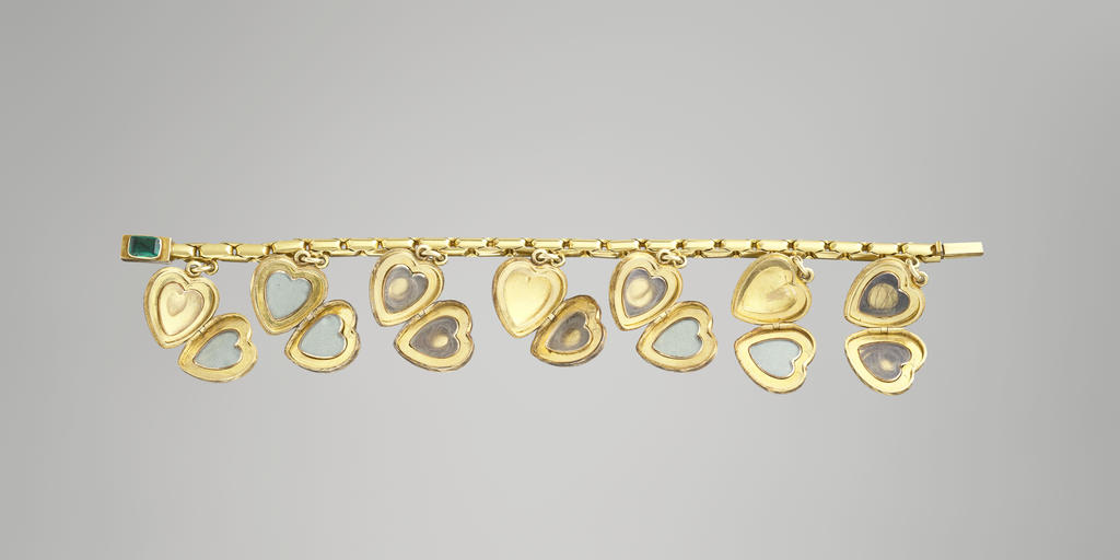 Bracelet aux pendants en forme de cœur ayant appartenu à Louise d'Orléans. Or et gemmes, L. 17,5 cm. Chantilly, musée Condé.