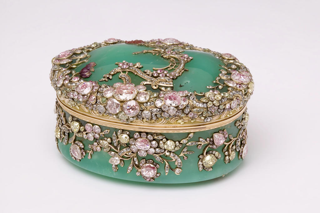 Tabatière, anonyme, Berlin, vers 1765. Chrysoprase, or, cornaline, diamants, feuilles de métal, 5 x 10 x 7,8 cm. Londres, collection Rosalinde & Arthur Gilbert en dépôt au Victoria and Albert Museum (LOAN: GILBERT.412-2008).