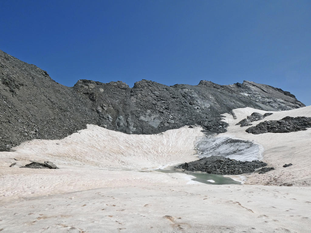 Le 21 août 2024, le lac du passage du Colerin à Bessans s’est partiellement reformé ; la glace est couverte de neige mais le niveau s’est abaissé depuis 2022.