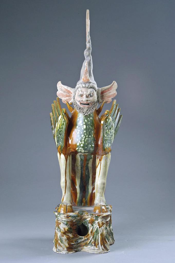 Figurine de monstre en céramique trois couleurs. Céramique, H.103 x l. 33 x Ép. 28 cm. Musée de Luoyang, province du Henan.