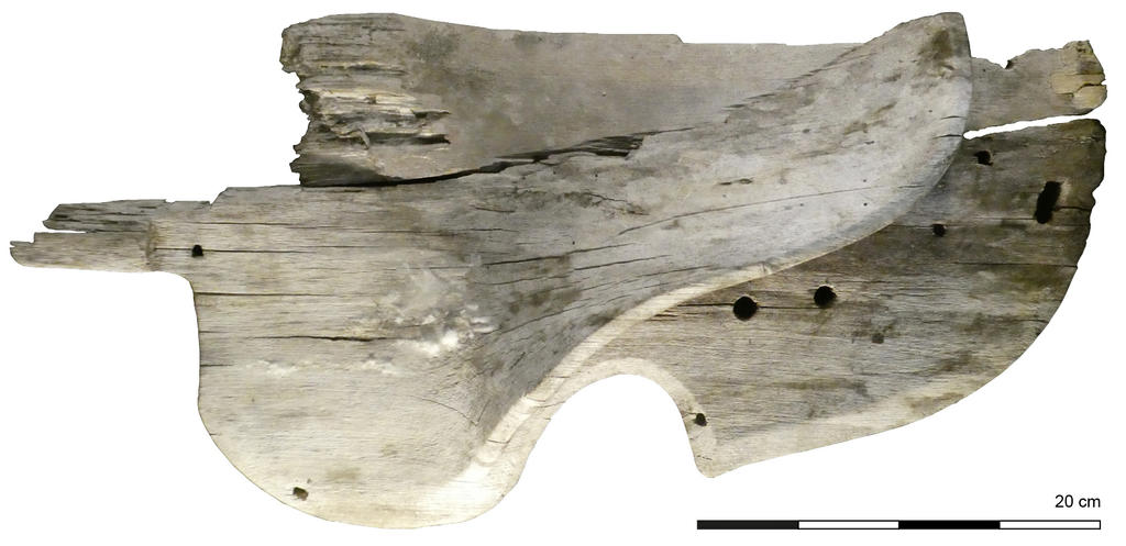 Probable selle en bois découverte en 2022 sous le col de Chavière, commune de Pralognan Vanoise, datée par le radiocarbone du haut Moyen Âge.