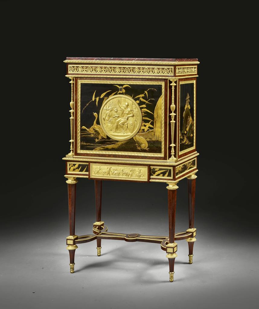 Adam Weisweiler (1746-1820), secrétaire en laque, vers 1790-1795. Bois de thuya, ébène, laque japonaise, bronze ciselé et doré, marbre griotte, 126,5 x 70 x 34,5 cm. 