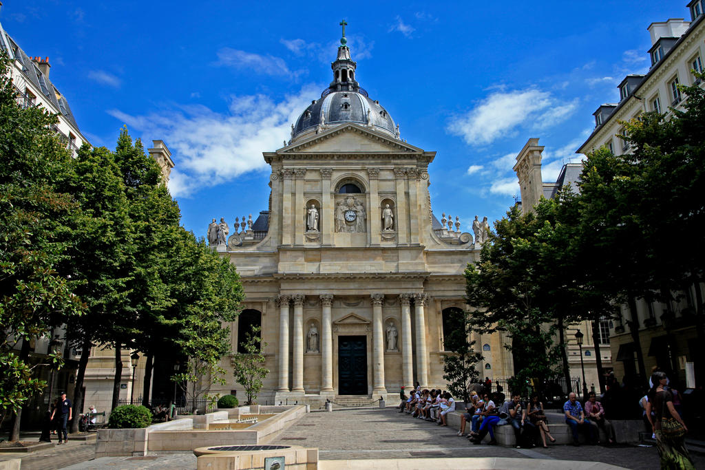 La chapelle vue depuis la place de la Sorbonne.