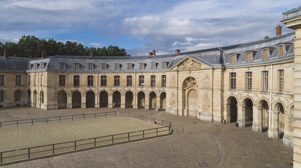 Vue de la Grande Écurie du château de Versailles.