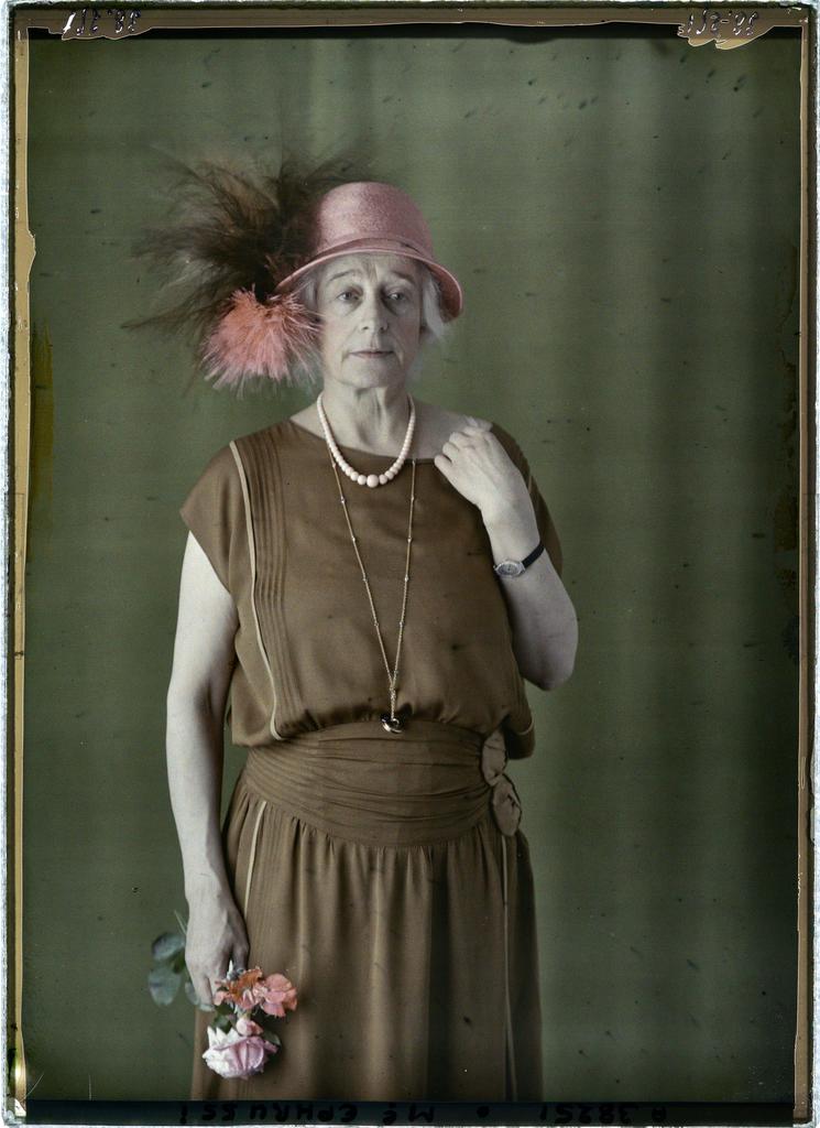 Portrait de la baronne Béatrice Ephrussi, vers 1930. Autochrome. Boulogne-Billancourt, musée départemental Albert Kahn. 