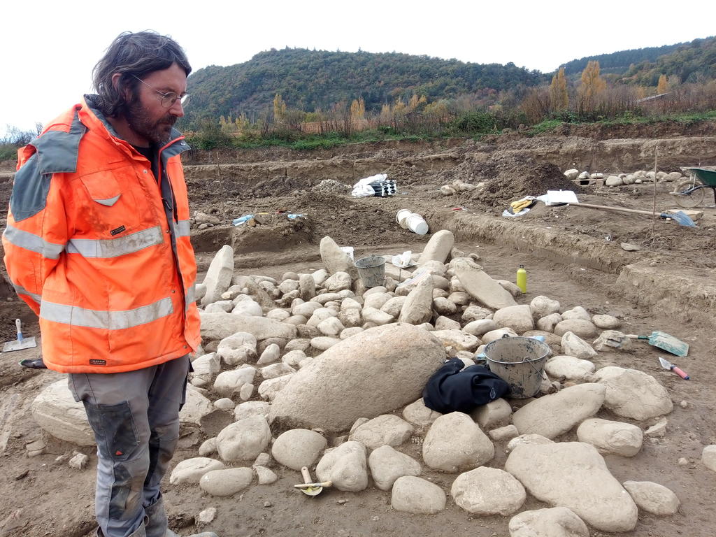 Cédric Lepère et le plus grand monument. Dix menhirs, mais sans dôme.