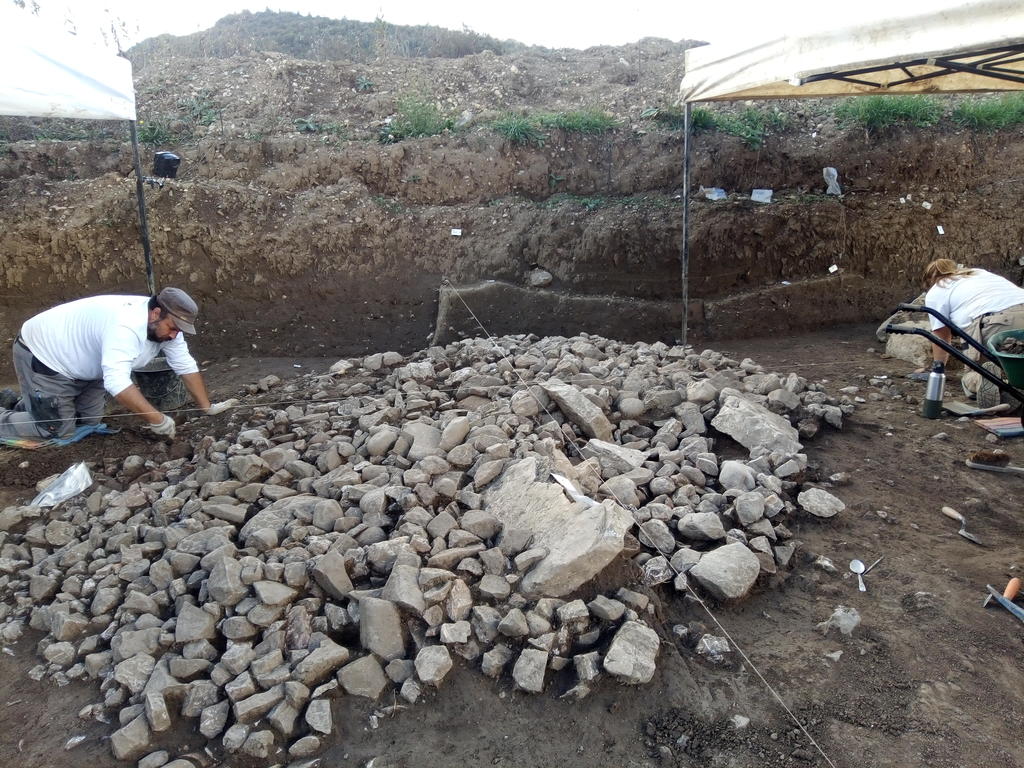 Hedy Kernafi, grand monument type tumulus et pierres dressées. 