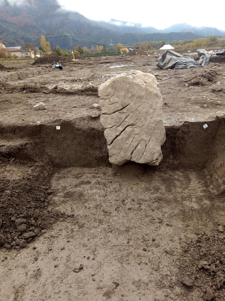 L'un des mégalithes ''solitaires'' découvert lors des fouilles.