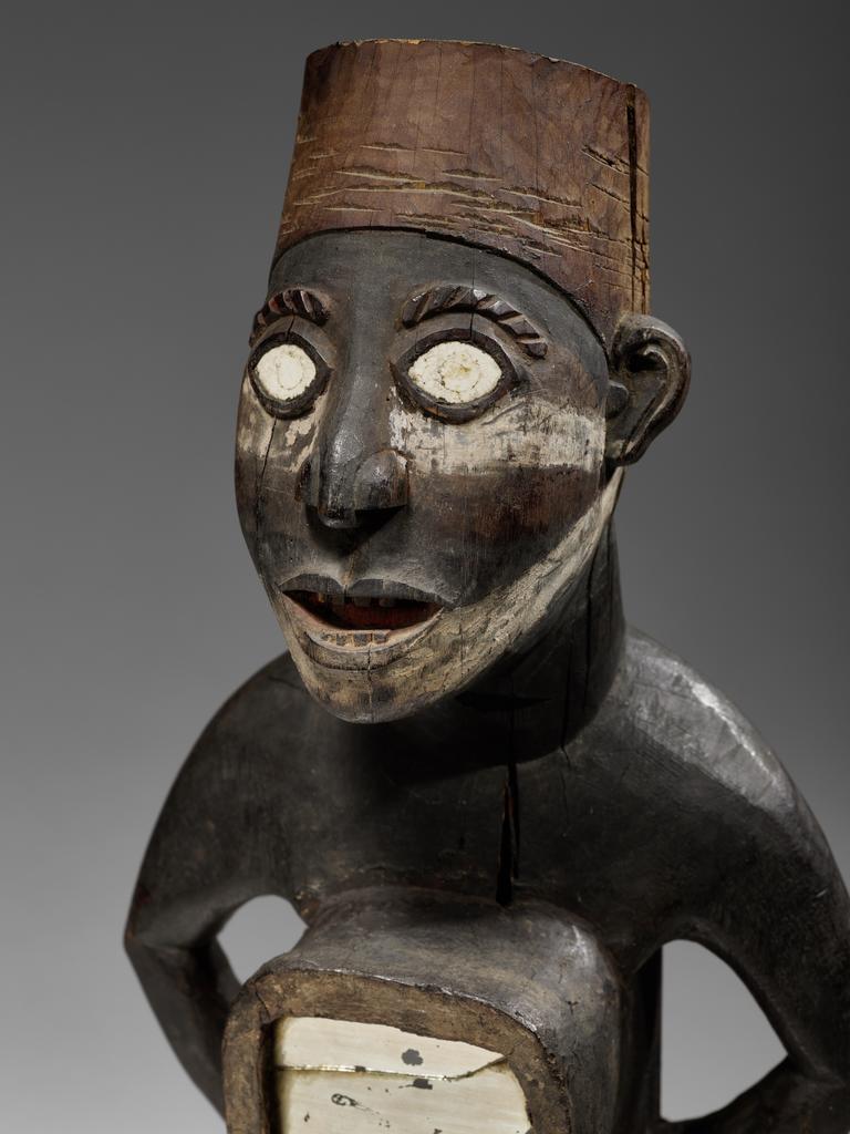 Statuette magique (nkisi), République démocratique du Congo, avant 1886. Bois, miroir, argile, résine, matières animales, végétales et minérales, pigments.