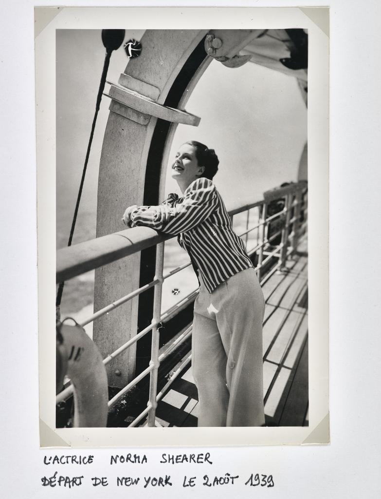 Anonyme, L’actrice canadienne Norma Shearer sur le pont du paquebot Normandie lors d’une traversée pour New York le 2 août 1939. Épreuve gélatino-argentique, tirage d’époque, 14,4 x 9,6 cm. Saint-Nazaire, Collection Saint-Nazaire Agglomération Tourisme – Écomusée. 