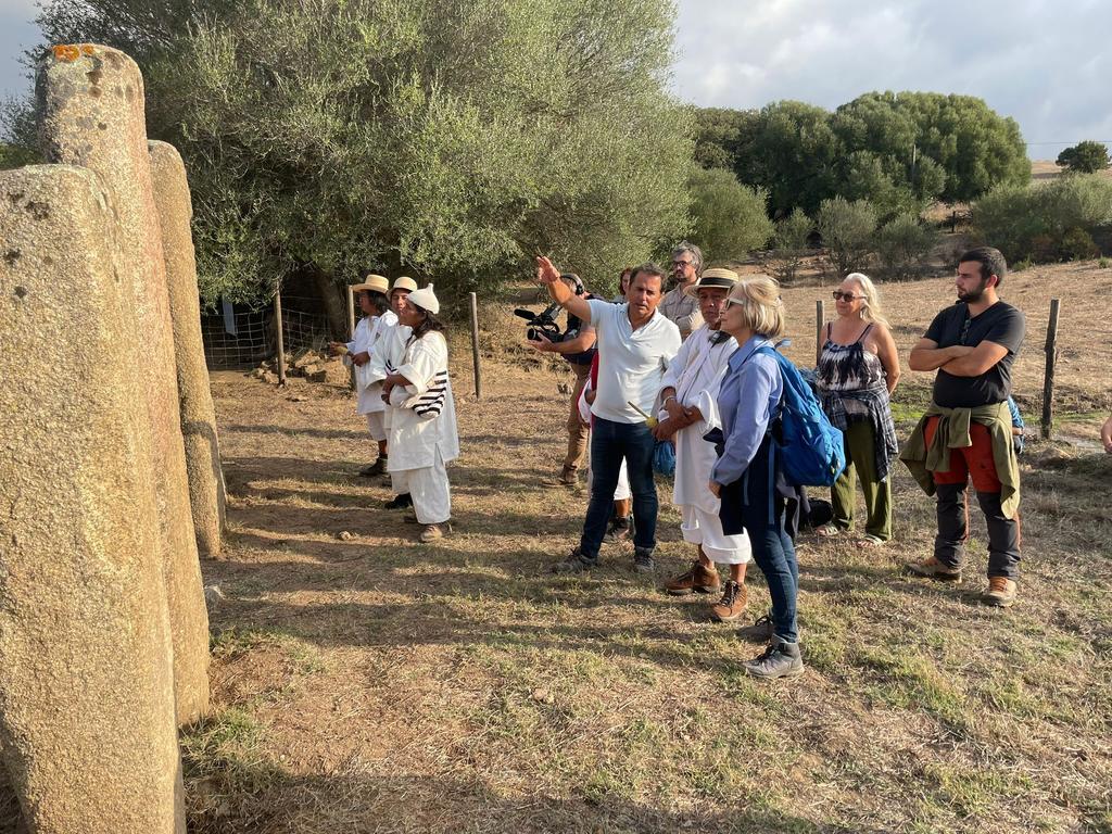 Échange devant les alignements de Stantari, plateau de Cauria.