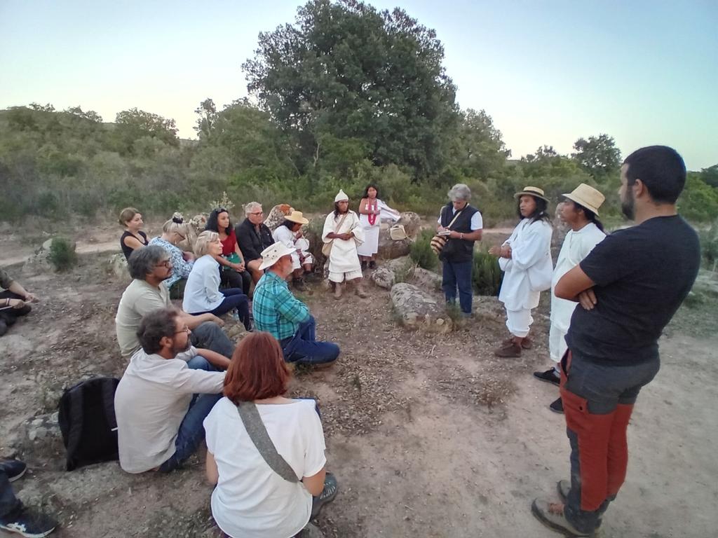 Cercle de discussion sur le site de Palaghju. 