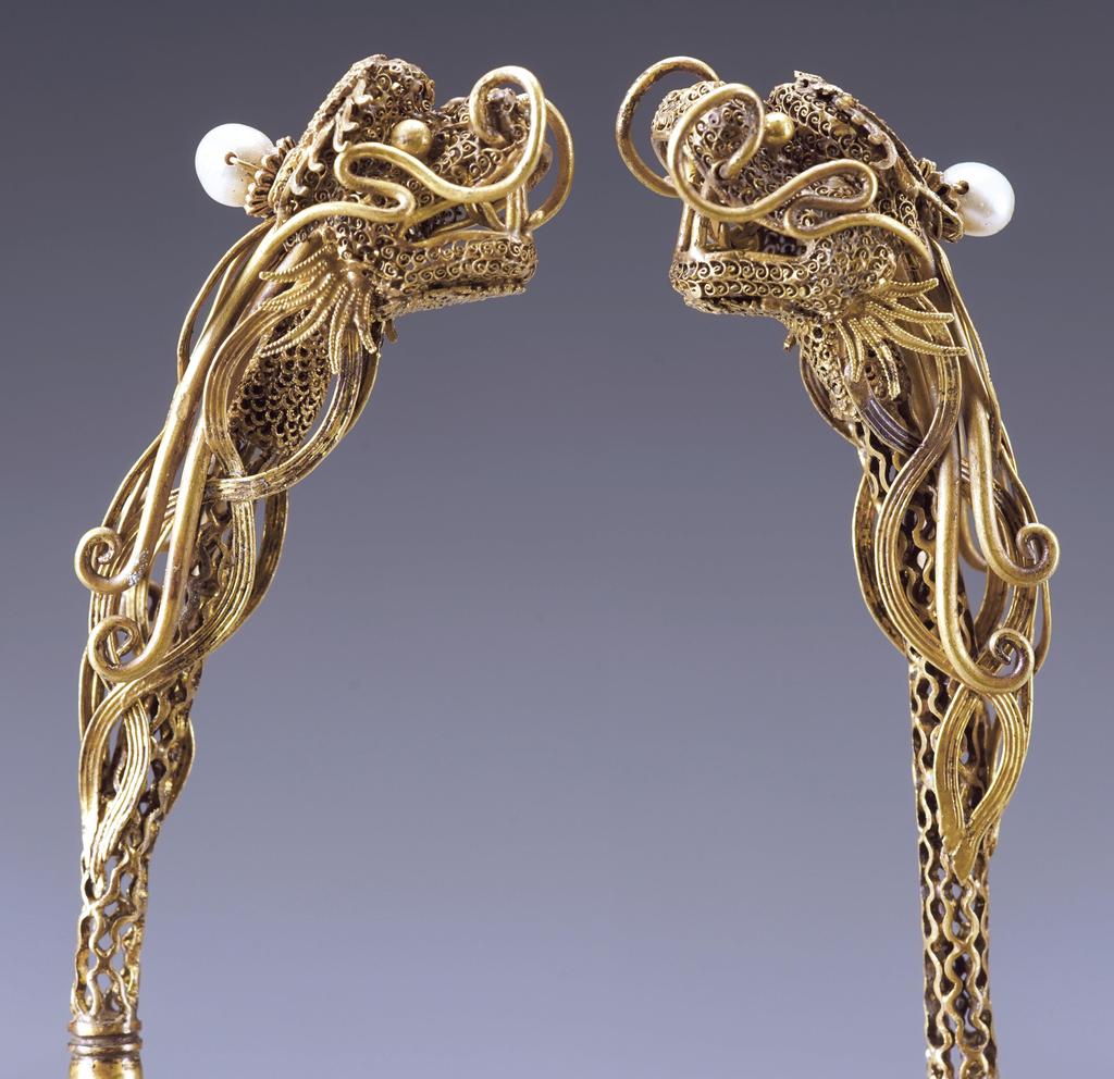 Épingles à cheveux à décor de tête de dragon, dynastie Ming (1368‐1644). Filigrane d’or serti de perles, L. 14,1‐14,9 cm ; poids 17,6‐18 g. Xi’an, musée des Beaux-Arts de Qujiang.