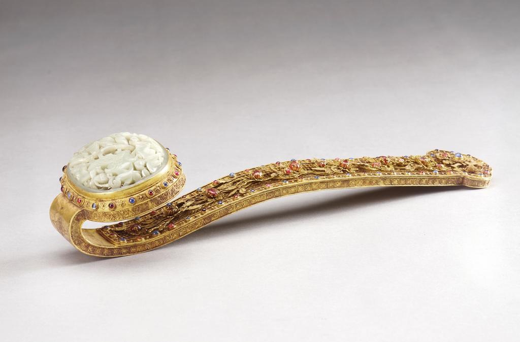 Sceptre ruyi, dynastie Ming (1368-1644), règne de Wanli (1573‐1620), 1601. Filigrane d’or serti de jade, de rubis et de saphirs, L. 36,5 ; l. 4,2 cm ; poids 476,8 g. Xi’an, musée des Beaux-Arts de Qujiang.