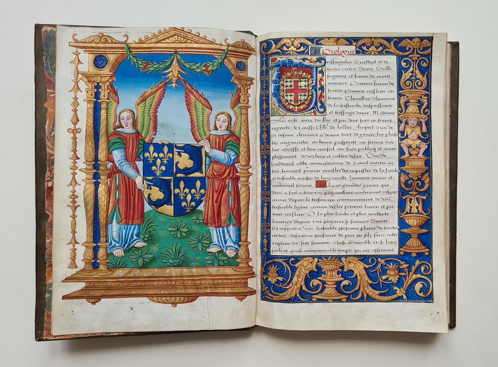 Érasme, Education et instruction du prince crestien, vers 1525 : frontispice (blason du Dauphin de France) et début du Prologue (initiale ornée aux armes de Guillaume de Montmorency), Chantilly, Bibliothèque du musée Condé, ms 2500, f. 1v-2.