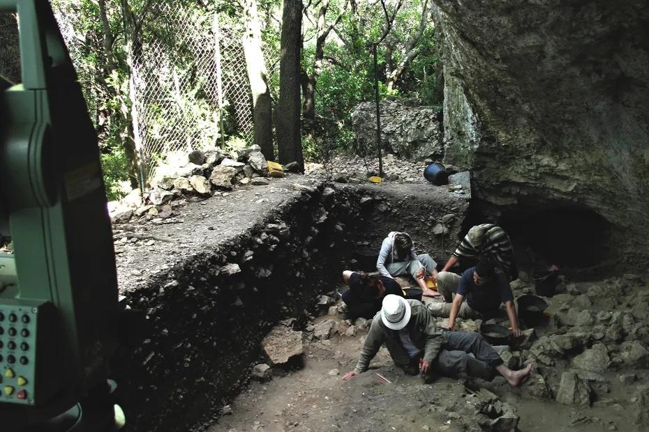 Fouille de la grotte Mandrin.