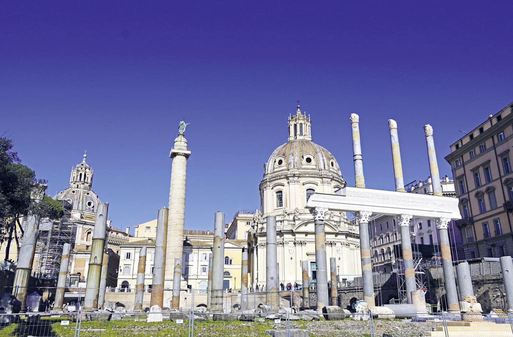 Vue sur la colonne de Trajan et les ruines de la basilique Ulpienne.