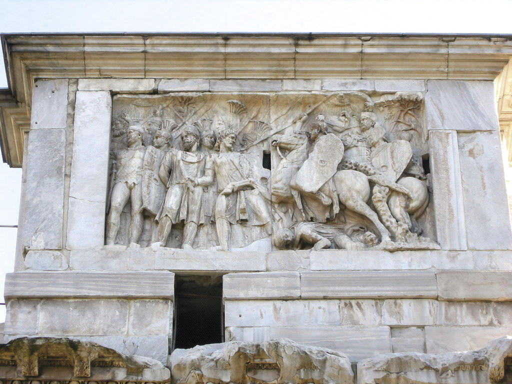 Fragment de la grande frise de la basilique Ulpienne réemployé sur l’arc de Constantin. 