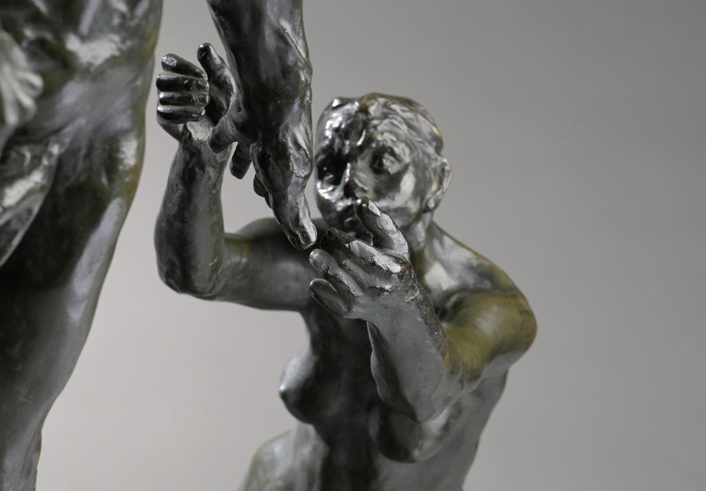 Camille Claudel (1864-1943), L’Âge mûr, dit La Jeunesse et l’Âge mûr, modèle créé en 1898 (détail). Bronze à patine brune richement nuancée, 61,5 x 85 x 37,5 cm. Fonte au sable d’Eugène Blot datant de 1907. Signé « C. Claudel », porte le cachet du fondeur « EUG. BLOT PARIS » et le numéro « 1 » au pied de l’implorante. Vente Philocale, 16 février 2025. Estimé : 1 500 000 / 2 000 000 €.