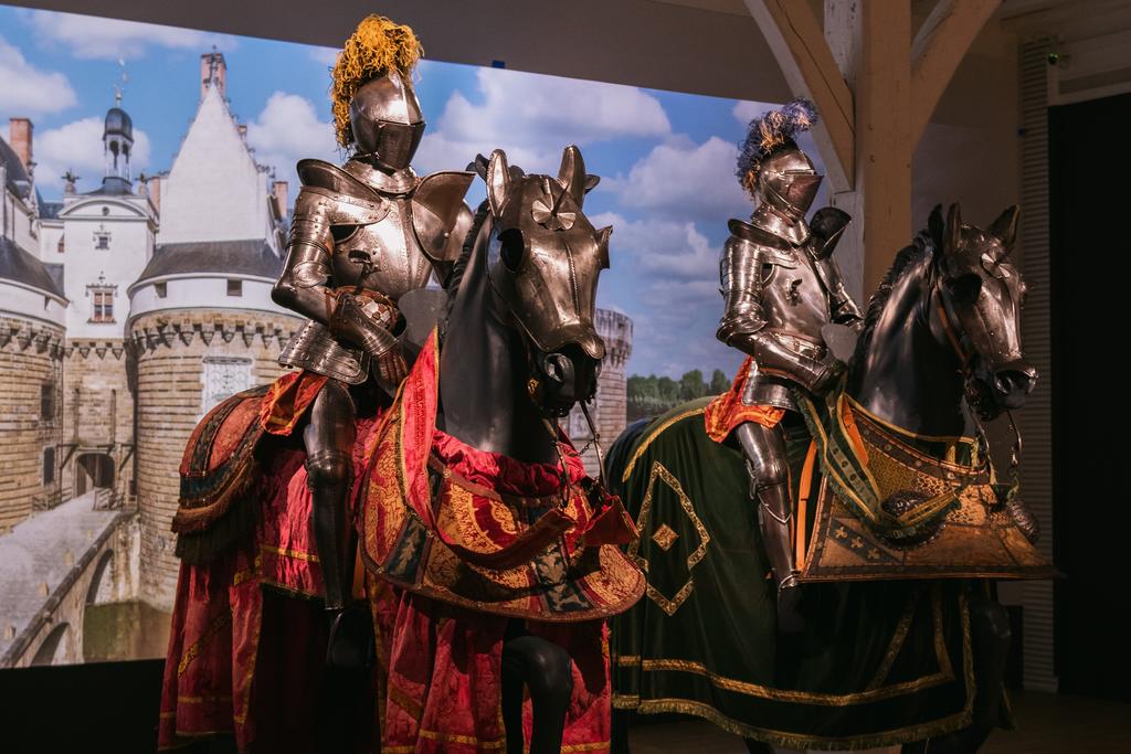 Vue de l'exposition « Chevaliers », château des ducs de Bretagne.