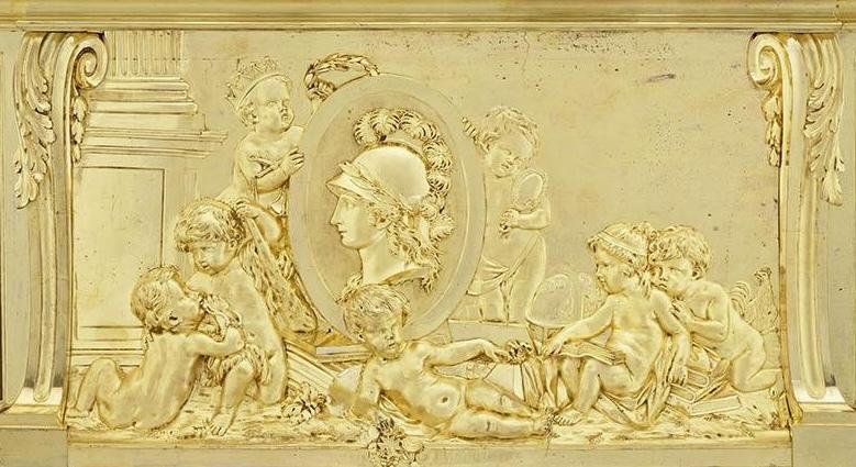 Détail du bas-relief de bronze doré représentant les Arts et Vertus cardinales au dos du secrétaire à cylindre de Louis XV par Jean-François Oeben et Jean-Henri Riesener. Versailles, musée national des châteaux de Versailles et de Trianon.