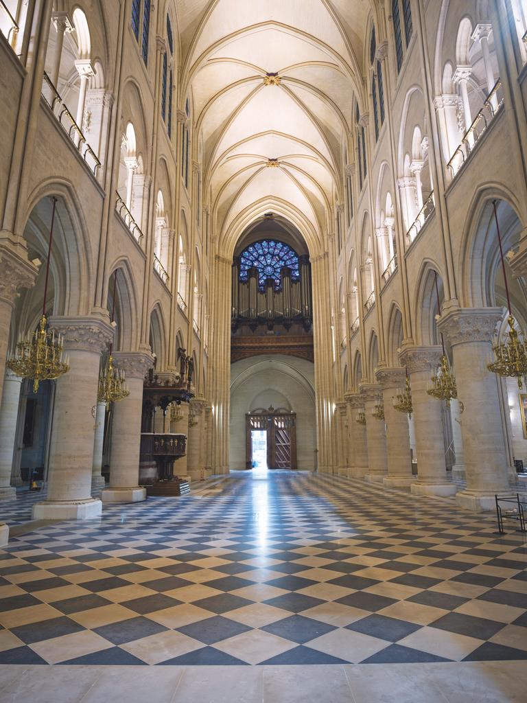 Le vaisseau central de Notre-Dame de Paris après restauration. 