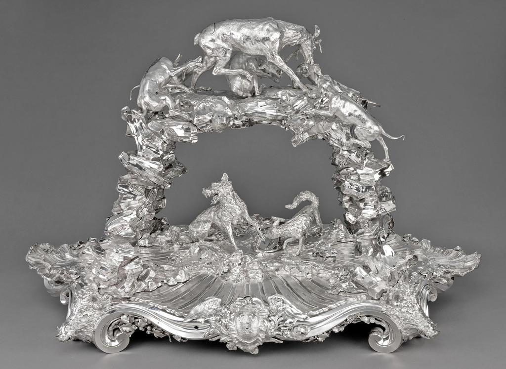 Jacques Roëttiers, Surtout de table du duc de Bourbon, Paris, 1734-1735. Argent fondu et ciselé, 59 x 98,3 x 61 cm. Paris, musée du Louvre, département des Objets d’art. 