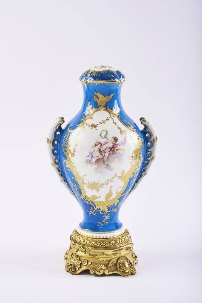 Manufacture de Vincennes, vase Urne antique, 1754-1755. Porcelaine tendre, H. 29,5 cm. 