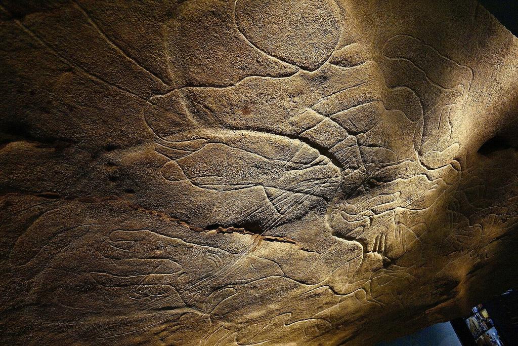 Fac-similé d'une paroi gravée de la grotte de Cussac à Buisson-de-Cadouin.