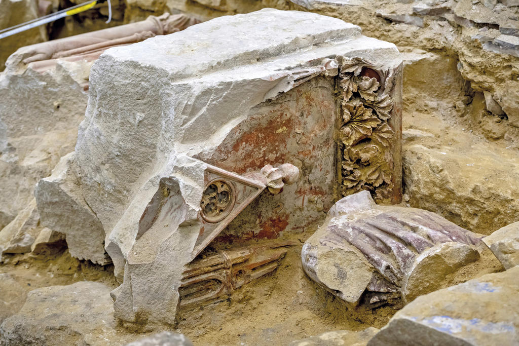 Détail des blocs sculptés du jubé du XIIIe siècle détruit au début du XVIIIe siècle. Fouilles de la croisée du transept de Notre-Dame de Paris. 