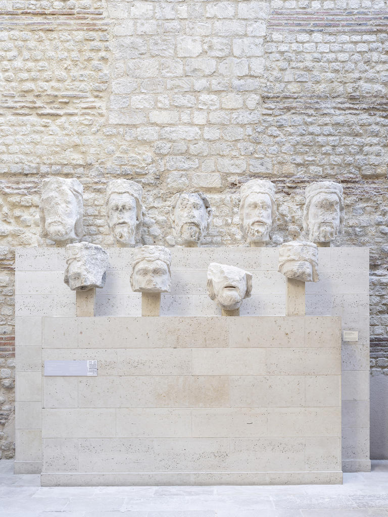 Salle des sculptures de Notre-Dame de Paris : banquette présentant neuf têtes de la galerie des rois. Paris, musée de Cluny – musée national du Moyen Âge. 