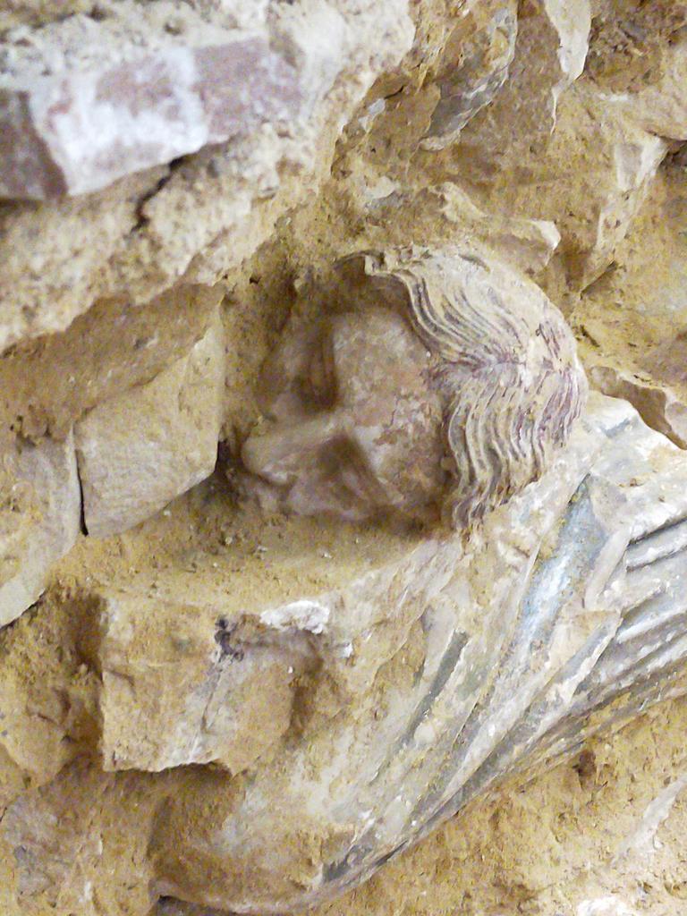 Tête de Christ (?) mise au jour lors des fouilles de la croisée du transept de Notre-Dame de Paris.