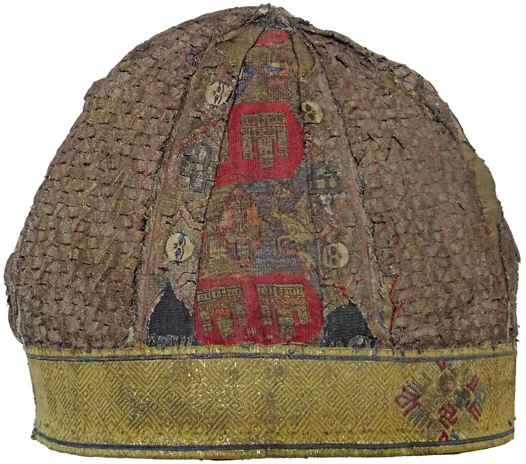 Bonnet de l’archevêque des Innocents, XIIIe siècle (?). Soie et fils d’or, 18 x 24,5 cm. Sens, cathédrale Saint-Étienne.