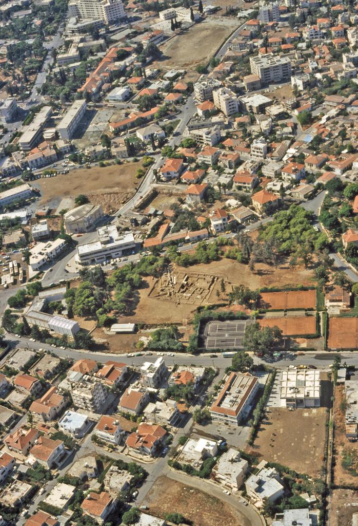 Vue aérienne du site de Kition-Bamboula, dans son environnement urbain actuel.