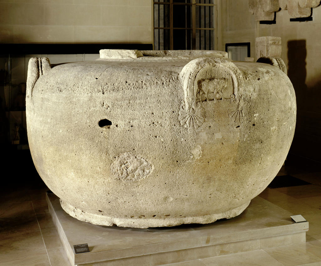 Grand vase d’Amathonte. Ve siècle avant notre ère, calcaire, H. 1,9 m, diam. 3,2 m. Paris, musée du Louvre. 