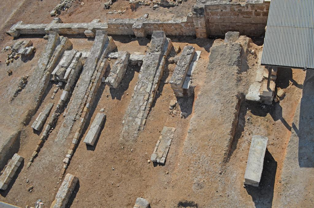 Vue aérienne des hangars à trières de Kition-Bamboula.