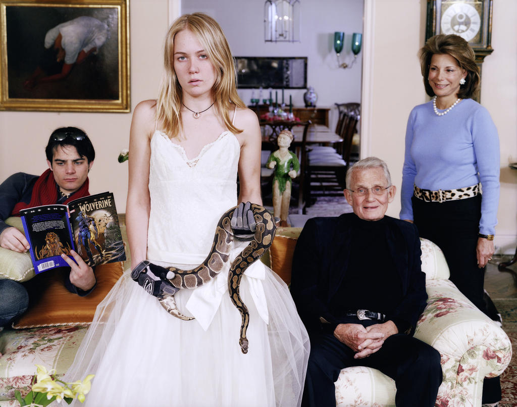 Tina Barney, Comité familial avec serpent (gros plan), 2007. 