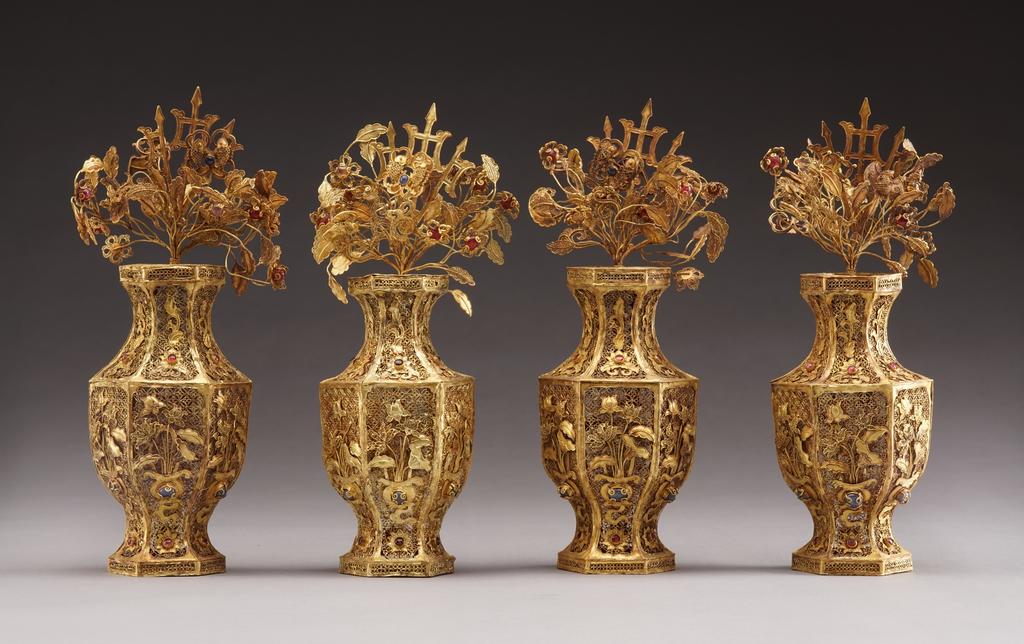 Vases hexagonaux garnis de fleurs et de hallebardes Dynastie Ming (1368-1644). Filigrane d’or, H. 21,2-21,7 cm, D. 4,6-4,7 cm ; poids 175,1-188 g. Xi’an, musée des Beaux-Arts de Qujiang.