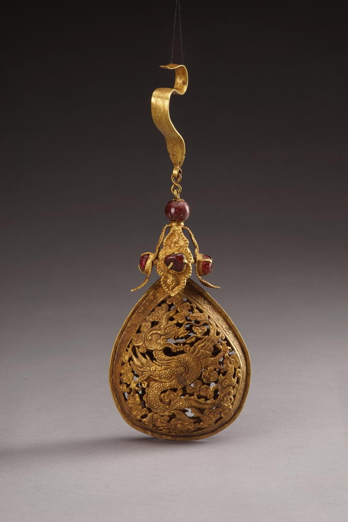 Pendant d’écharpe à décor ajouré de dragons ailés, dynastie Ming (1368-1644). Or serti de rubis, 18,2 x 7 x 3,8 cm ; poids 92,2 g. Xi’an, musée des Beaux-Arts de Qujiang. 