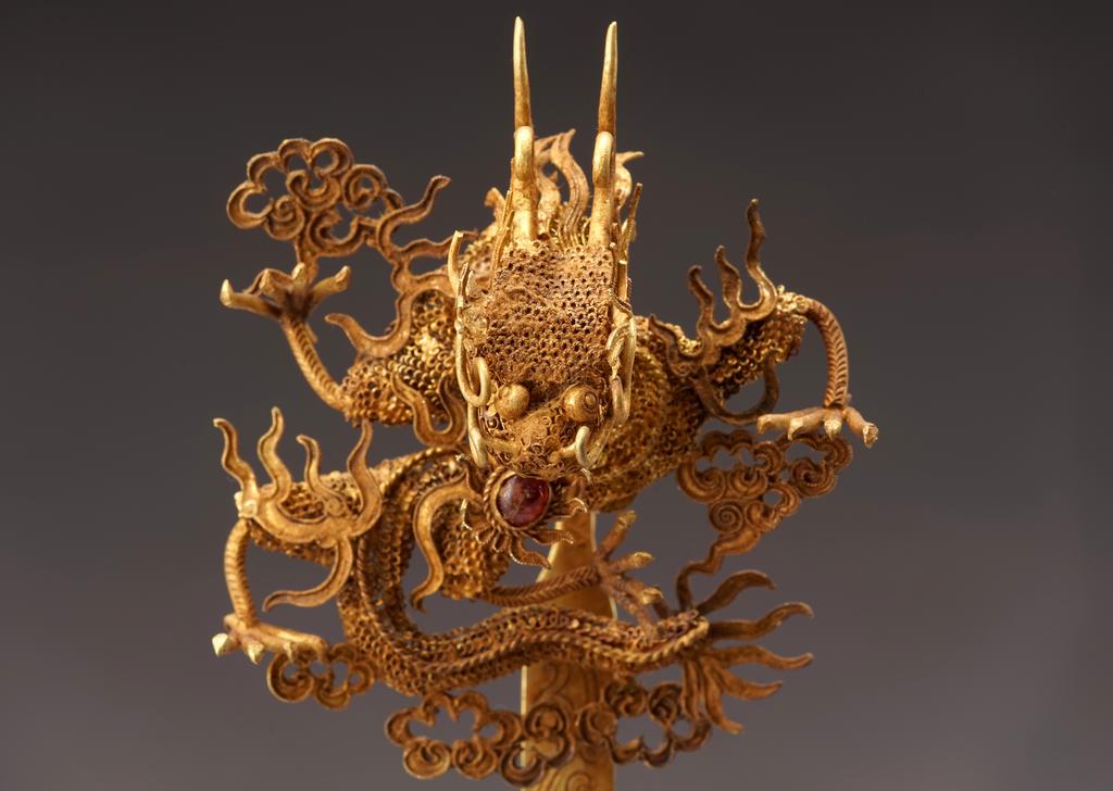 Épingle à cheveux à décor de dragon (détail), Dynastie Ming (1368-1644). Filigrane d’or serti de rubis, L. 17,5 cm, l. 7 cm ; poids 55 g environ. Xi’an, musée des Beaux-Arts de Qujiang.