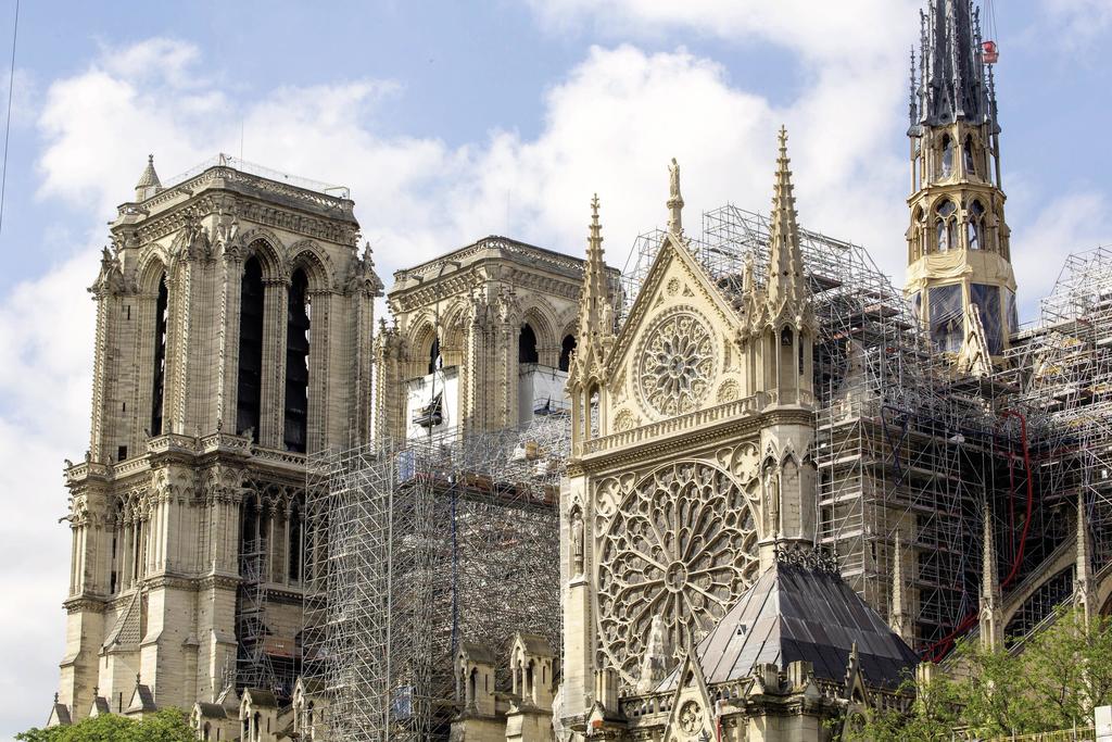 La rose sud de Notre-Dame,chef-d’œuvre du XIIIe siècle, au cours du chantier de restauration.