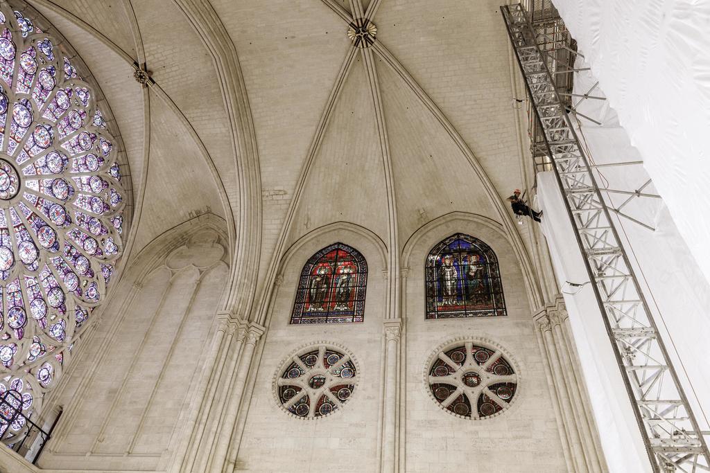 Vue des travaux courant juin 2024 dans le côté sud du transept. Sous les baies, les oculi correspondent aux ouvertures rétablies par Viollet‑le‑Duc après la découverte de fragments médiévaux. L’architecte a placé une croix de pierre à l’intérieur de chaque oculus, complétée par des éléments obliques, ce qui toutefois ne correspond pas à l’état d’origine. 