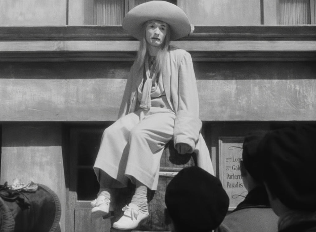 Jean-Louis Barrault dans le rôle de Baptiste Deburau dans la scène de la parade devant le théâtre, extrait du film de Marcel Carné, dialogues et scénario de Jacques Prévert, Les Enfants du paradis, 1945.